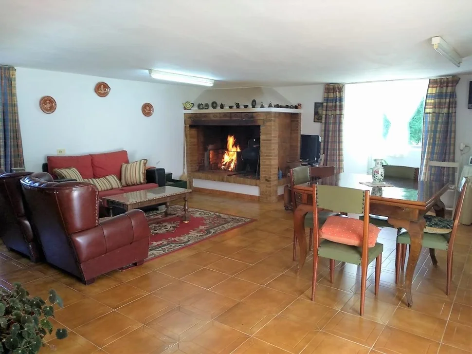 Casa adosada y totalmente amueblada con finca anexada