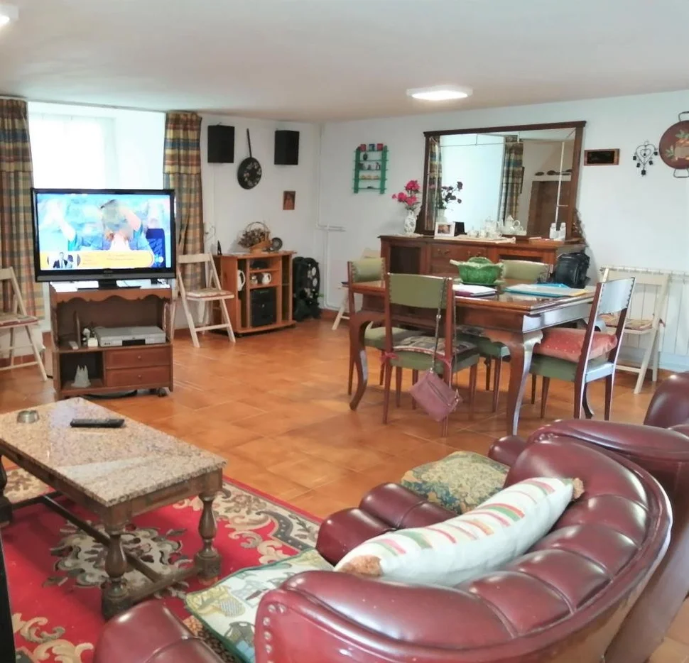 Casa adosada y totalmente amueblada con finca anexada