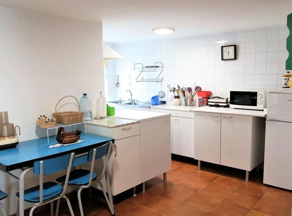 Casa adosada y totalmente amueblada con finca anexada