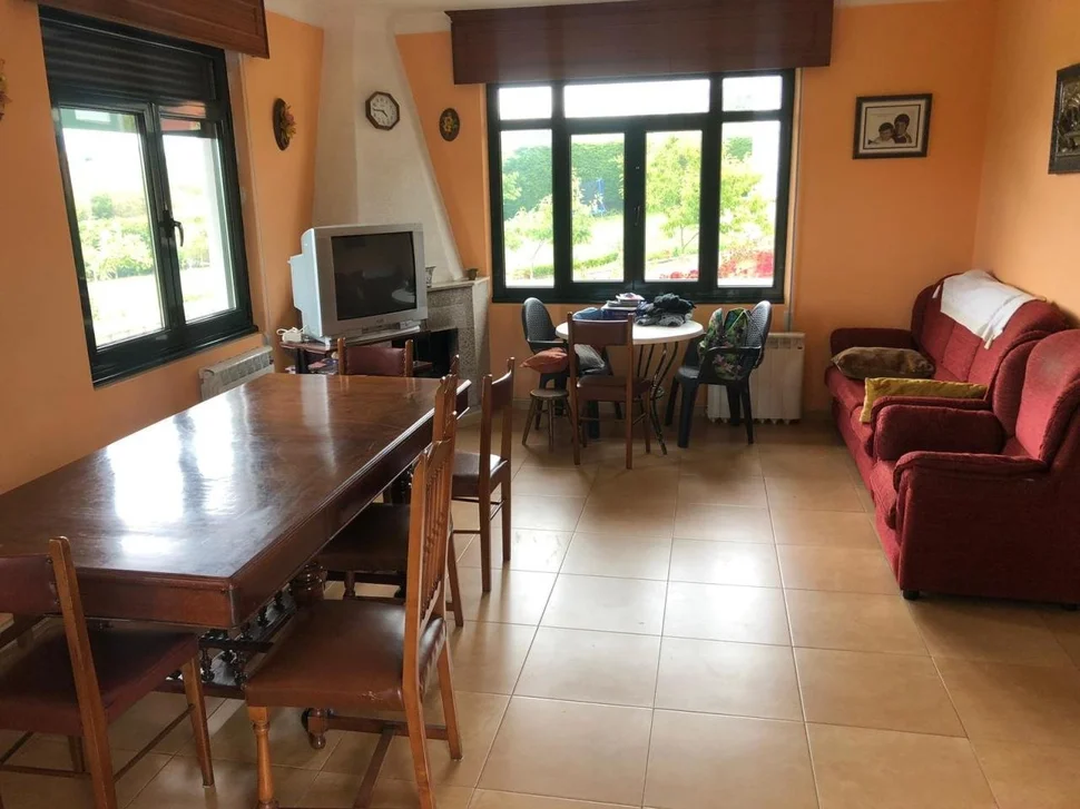 Se alquila planta media de casa en meirás