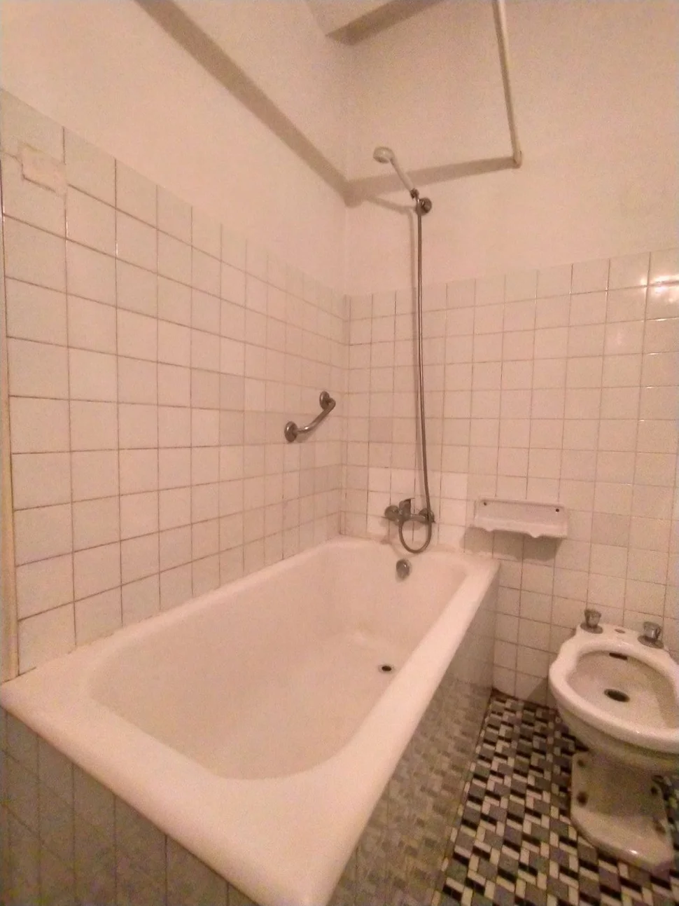 Se vende piso con balcon en ultramar para reformar