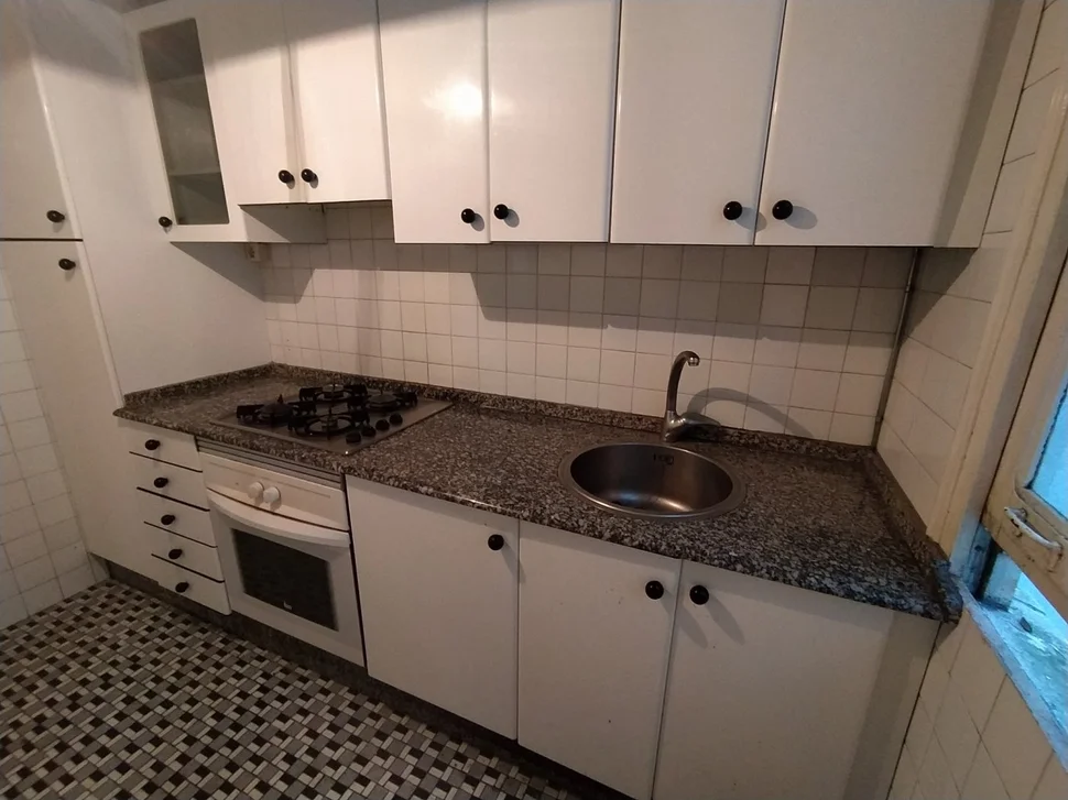 Se vende piso con balcon en ultramar para reformar