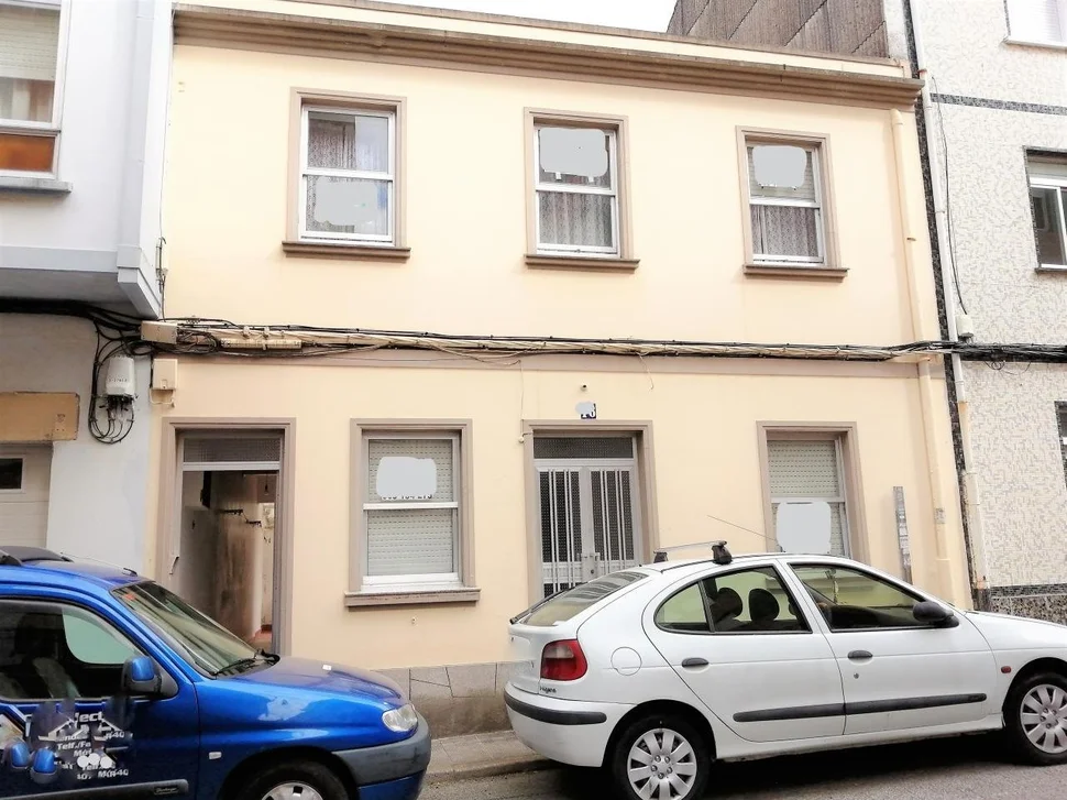 Se vende casa de dos plantas en la gándara, narón