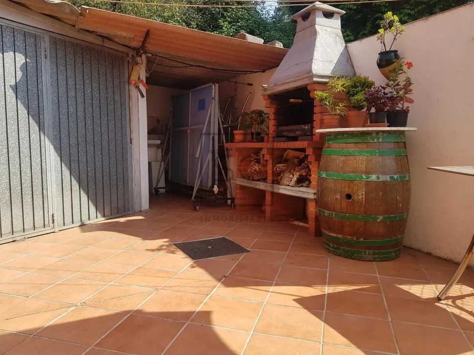 Casa con finca, bodega y piscina, en redes, ares