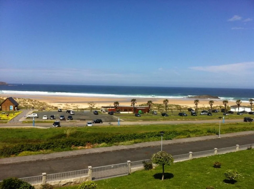 Se vende o alquila con opción de compra chalet en primera línea de playa