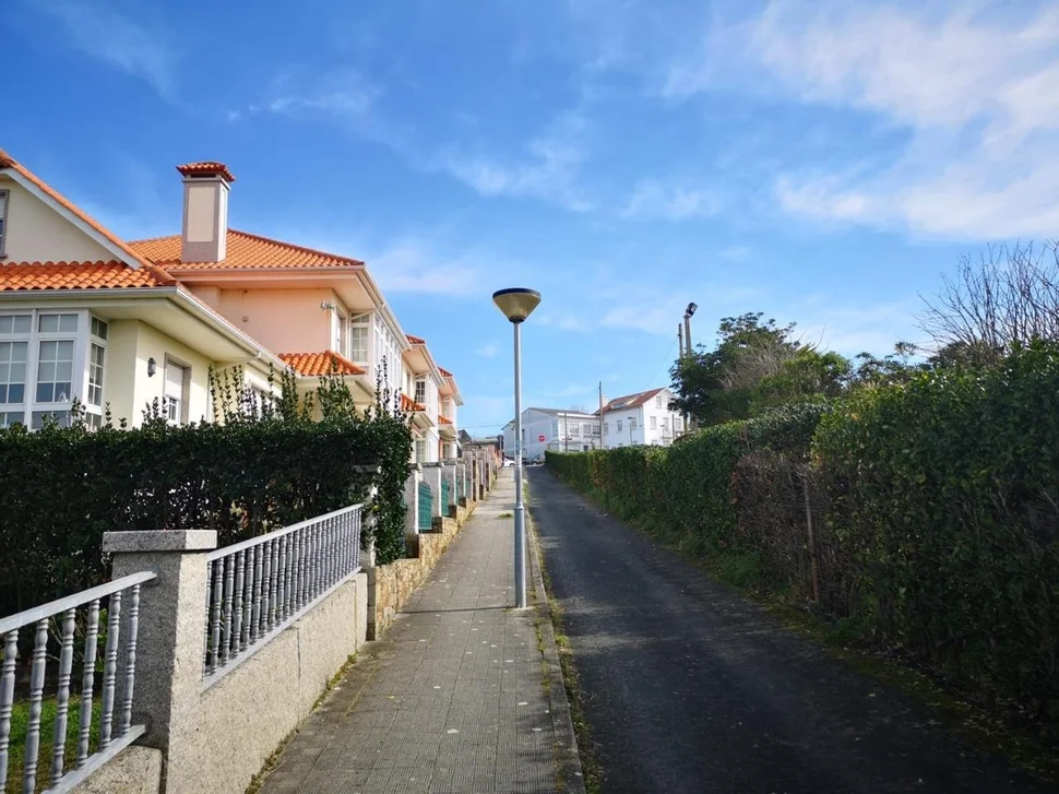 Se vende o alquila con opción de compra chalet en primera línea de playa