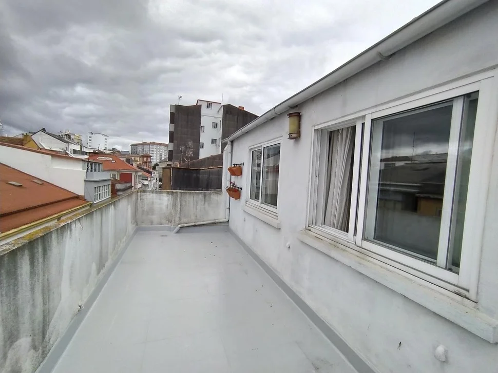 Se alquila ático con terraza