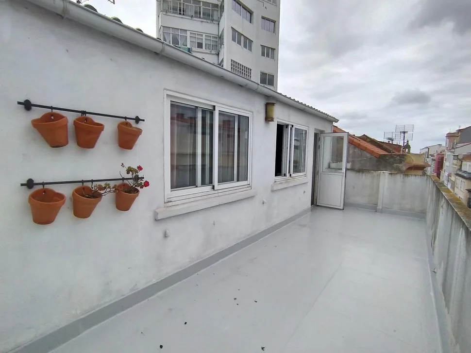 Se alquila ático con terraza