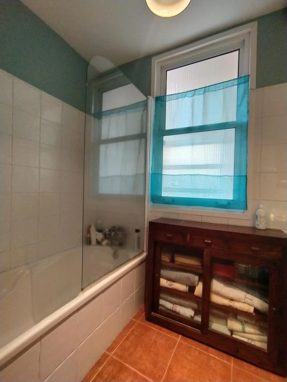 Se alquila ático con terraza