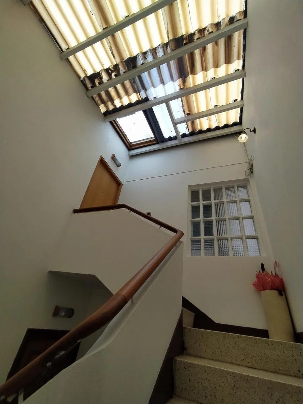 Se alquila ático con terraza