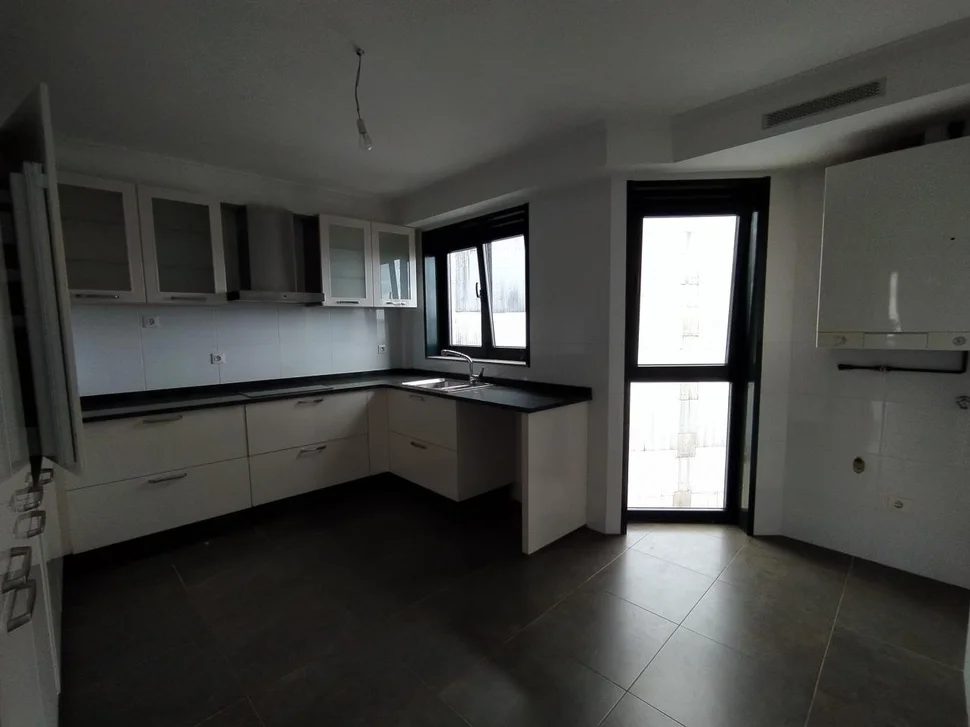 Se vende dúplex con terraza portanova