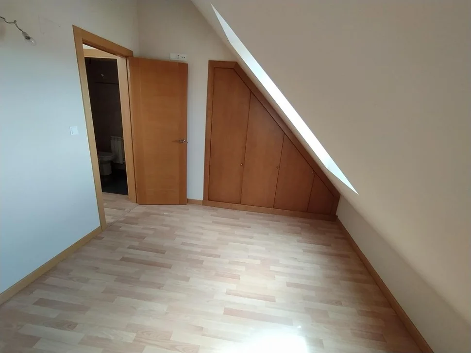 Se vende dúplex con terraza portanova