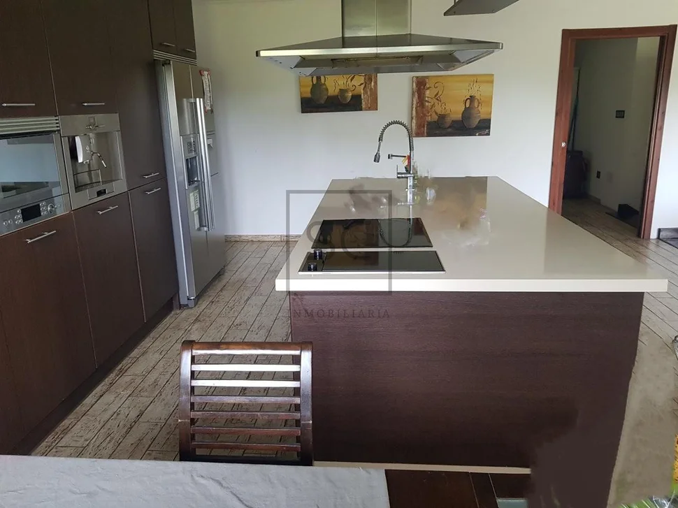 Casa con finca y garaje en anca, neda