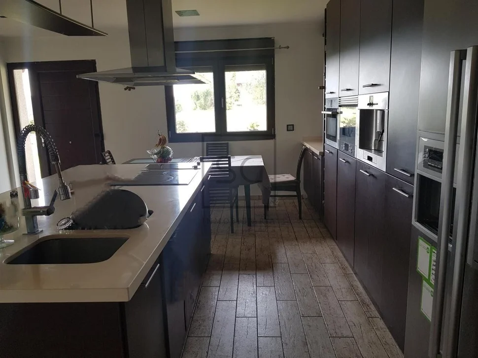 Casa con finca y garaje en anca, neda