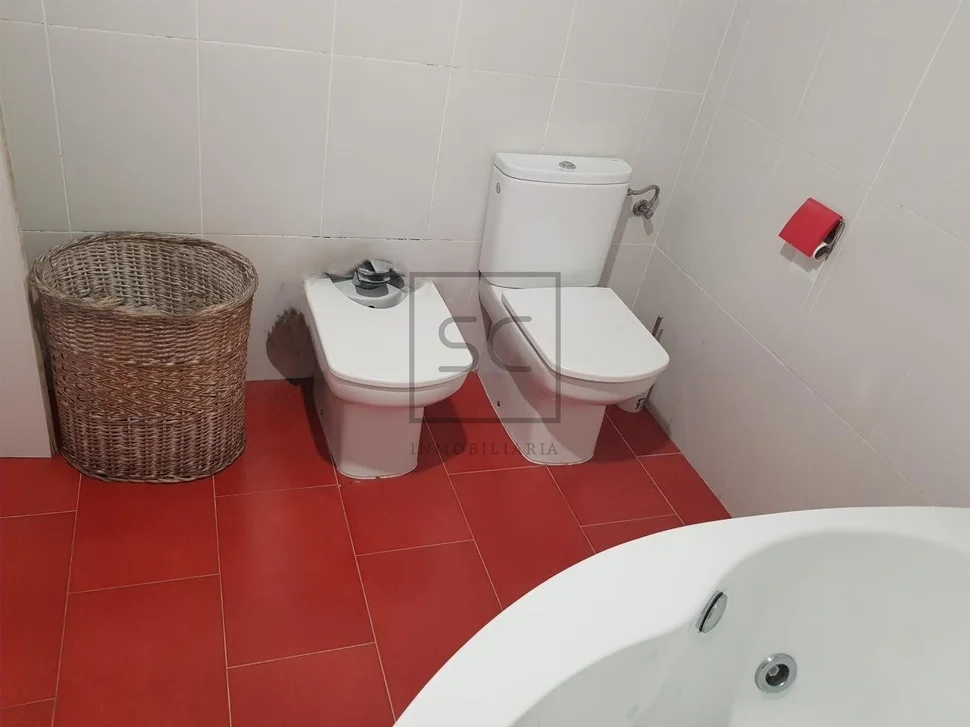 Casa con finca y garaje en anca, neda