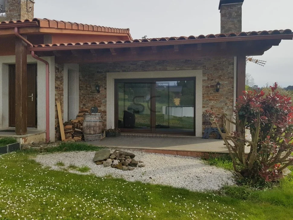 Casa con finca y garaje en anca, neda