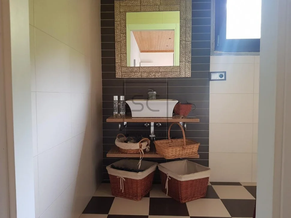 Casa con finca y garaje en anca, neda