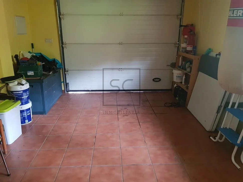 Casa con finca y garaje en anca, neda