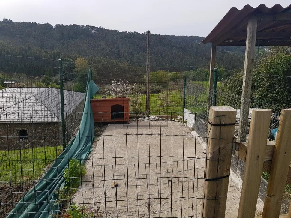 Casa con finca y garaje en anca, neda