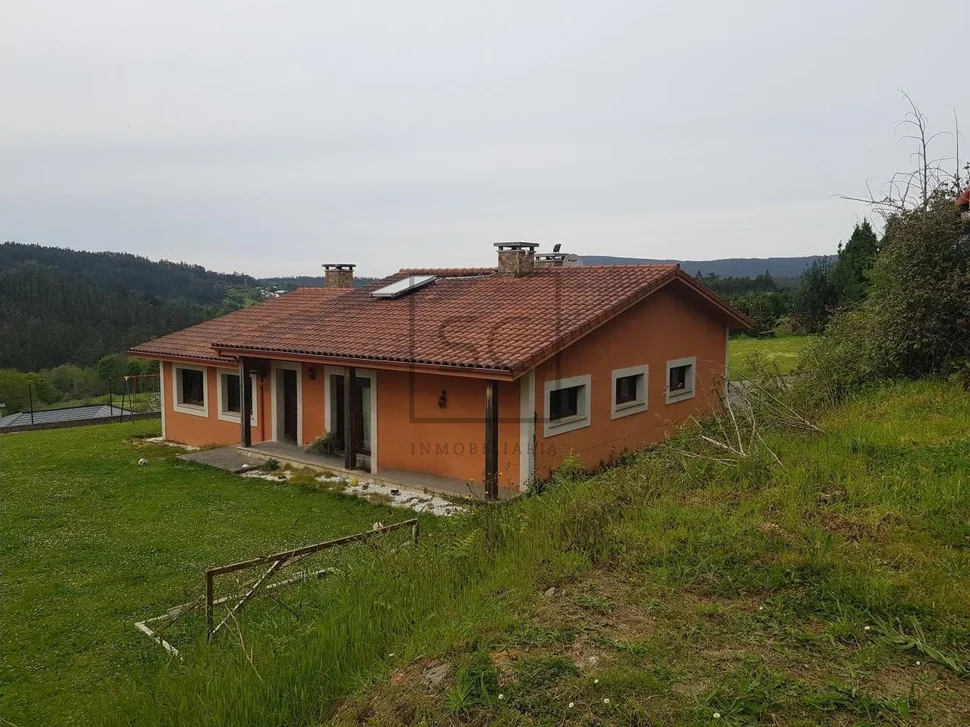 Casa con finca y garaje en anca, neda