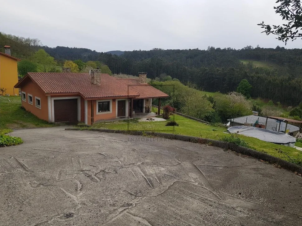 Casa con finca y garaje en anca, neda