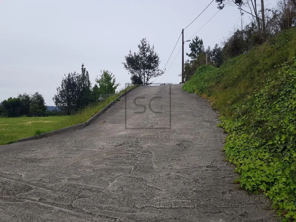 Casa con finca y garaje en anca, neda