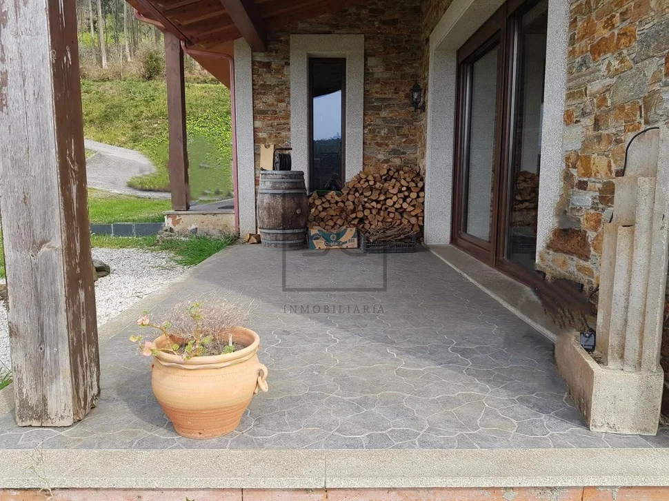 Casa con finca y garaje en anca, neda