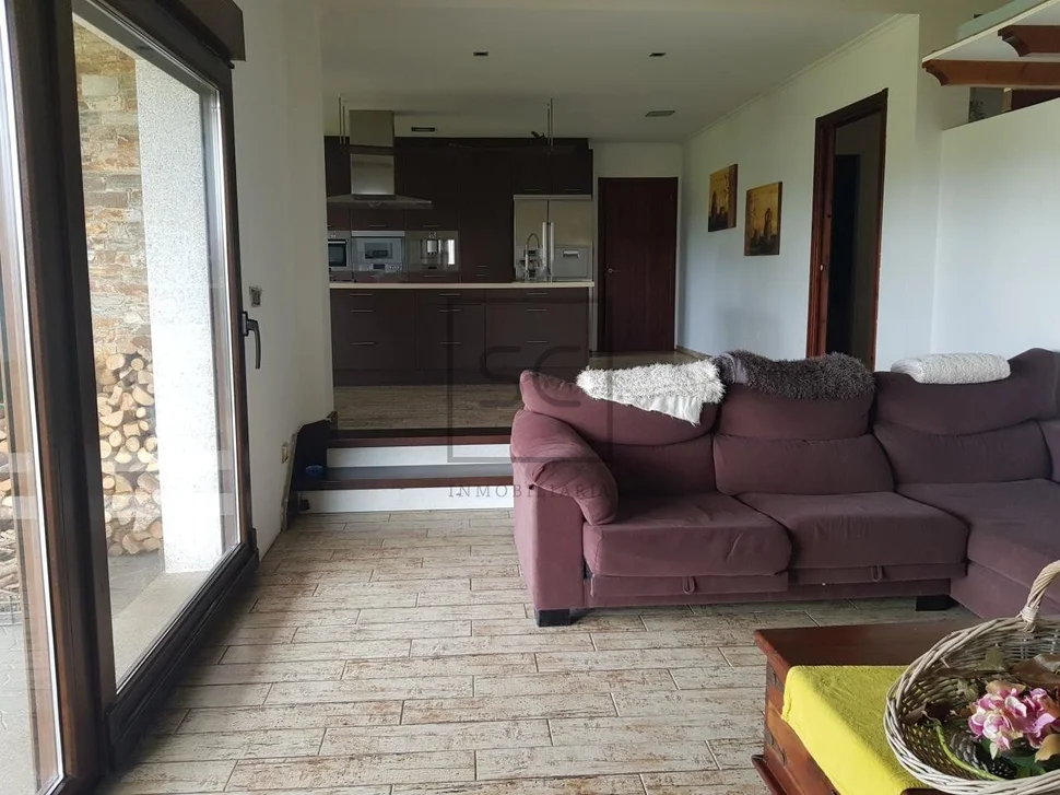 Casa con finca y garaje en anca, neda