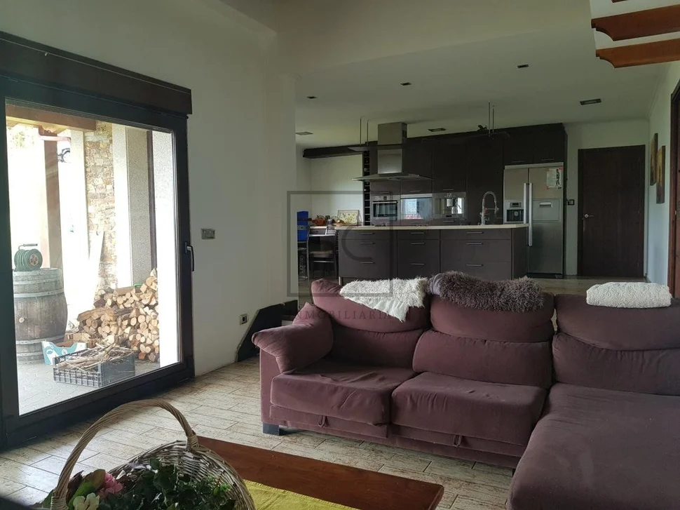 Casa con finca y garaje en anca, neda