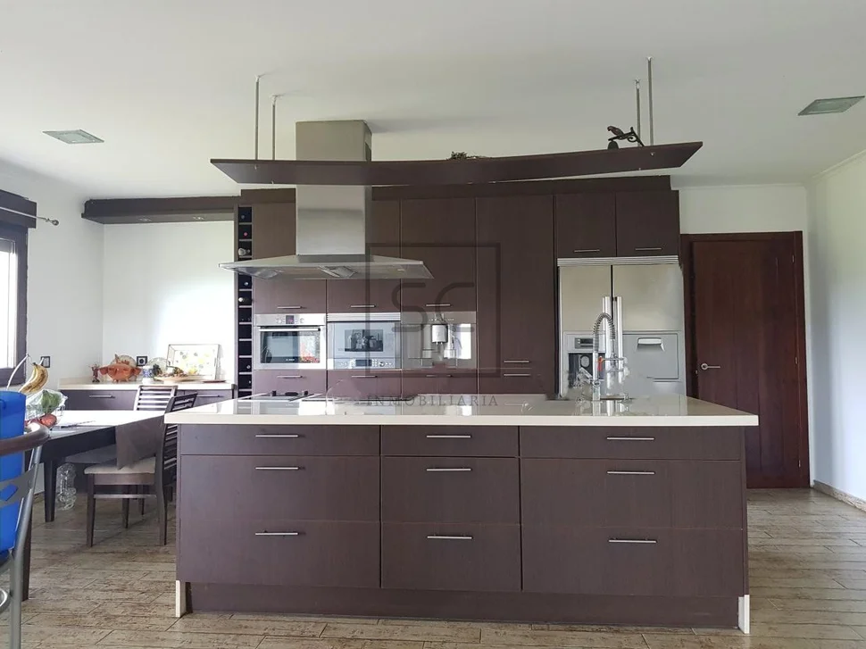 Casa con finca y garaje en anca, neda