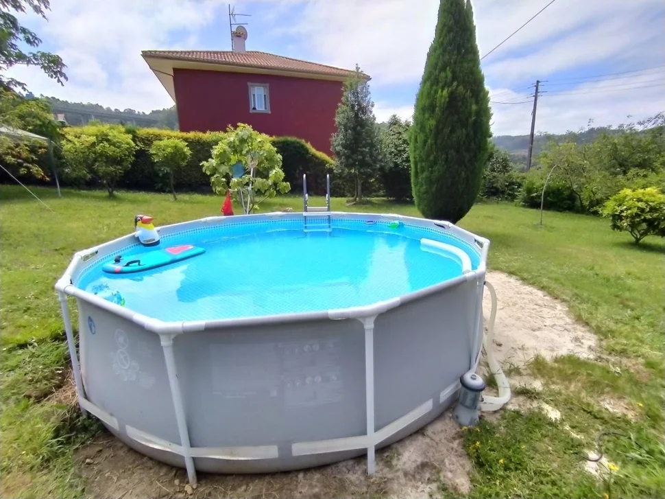 Se vende casa con piscina y jardín en fene, fene