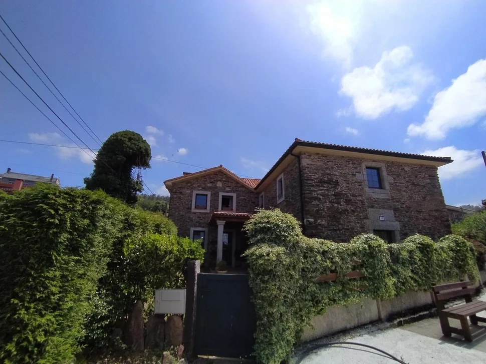 Se Vende Casa con Piscina y Jardín en Fene, Fene