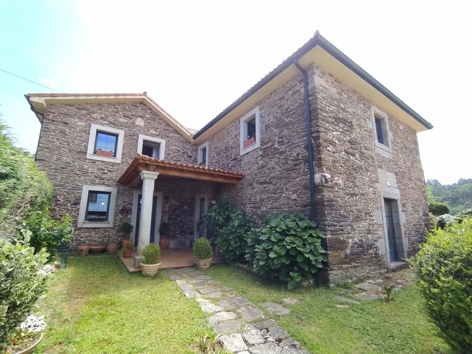 Se Vende Casa con Piscina y Jardín en Fene, Fene