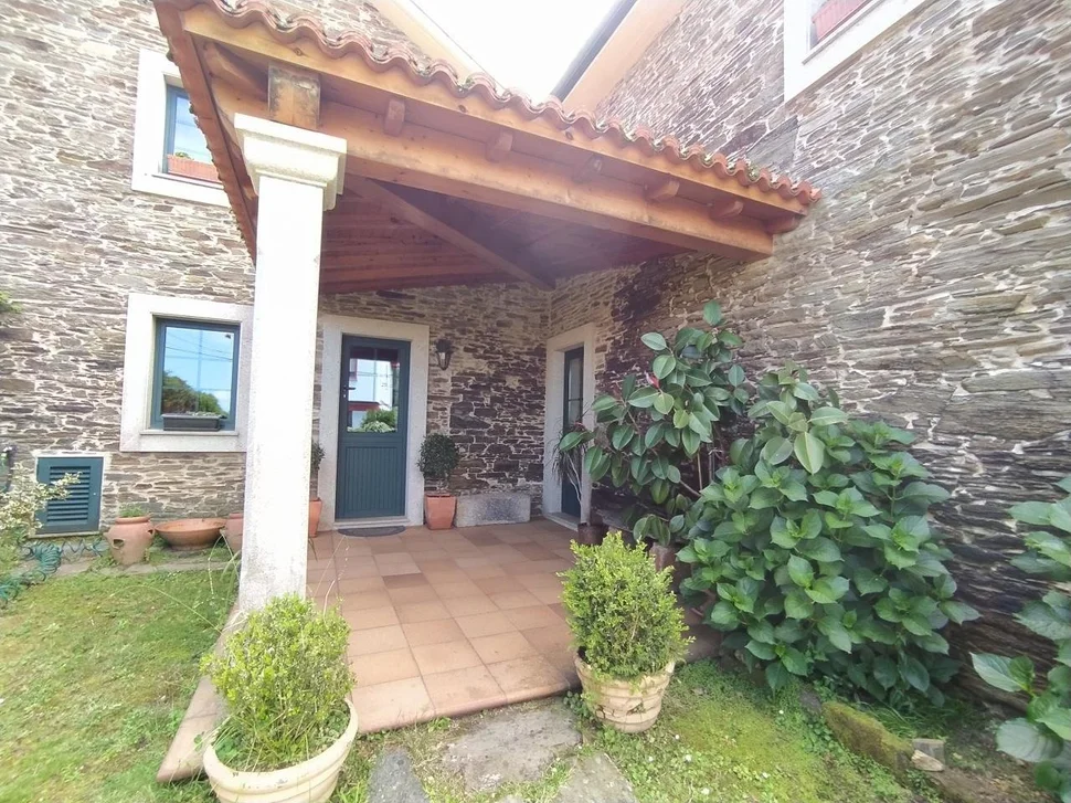Se Vende Casa con Piscina y Jardín en Fene, Fene