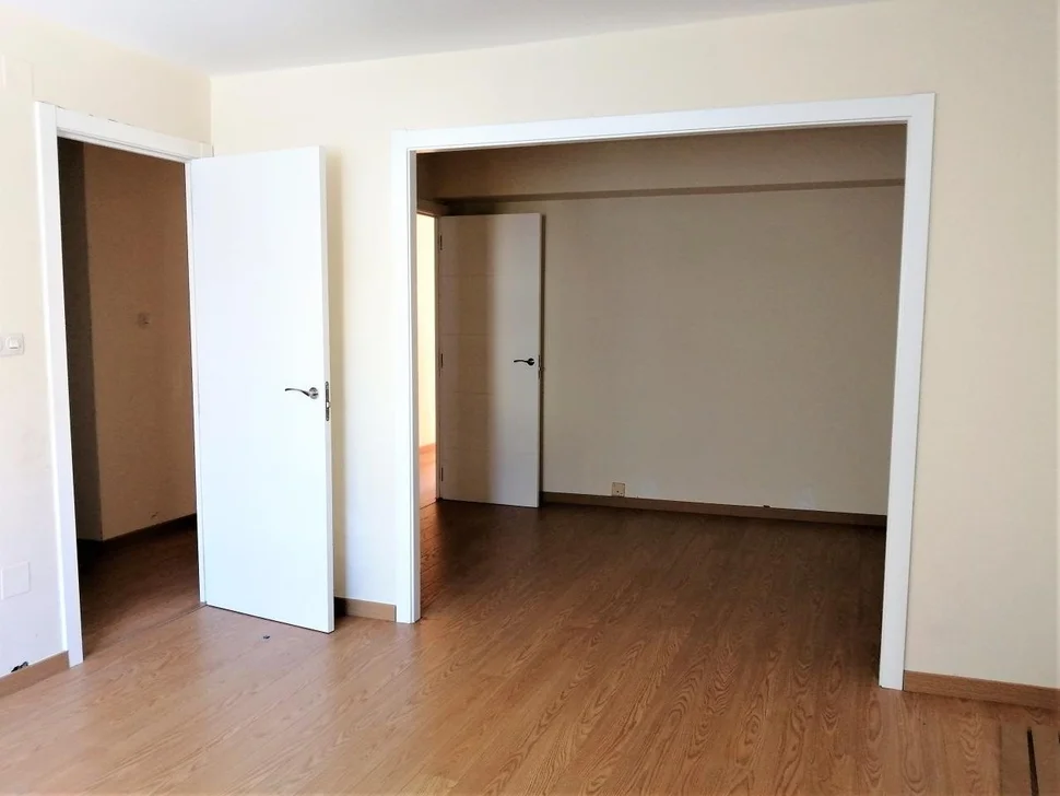 Se vende piso semireformado en canido