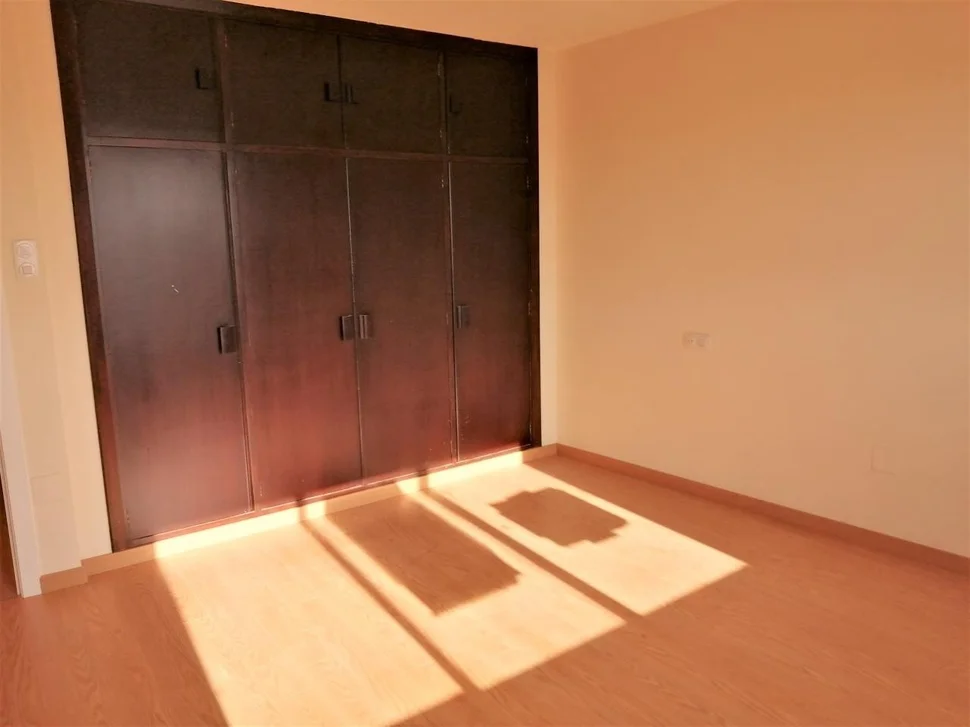 Se vende piso semireformado en canido