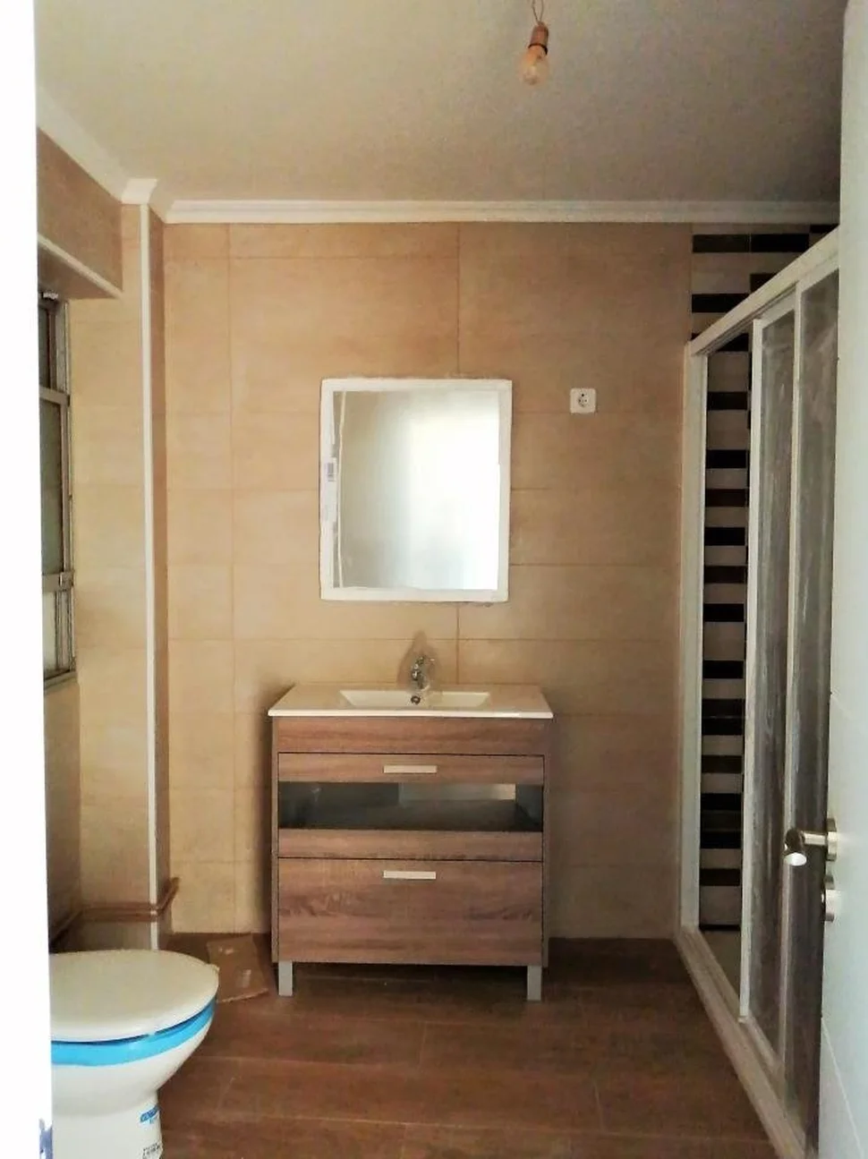 Se vende piso semireformado en canido