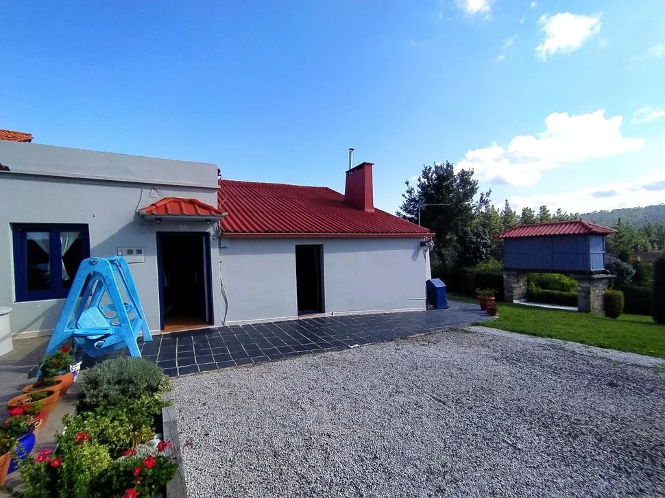 Se vende casa adosada con piscina en doso, narón