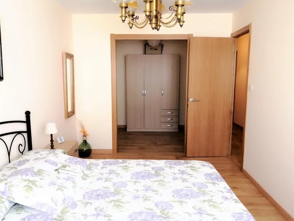 Se vende piso reformado, amueblado y con ascensor