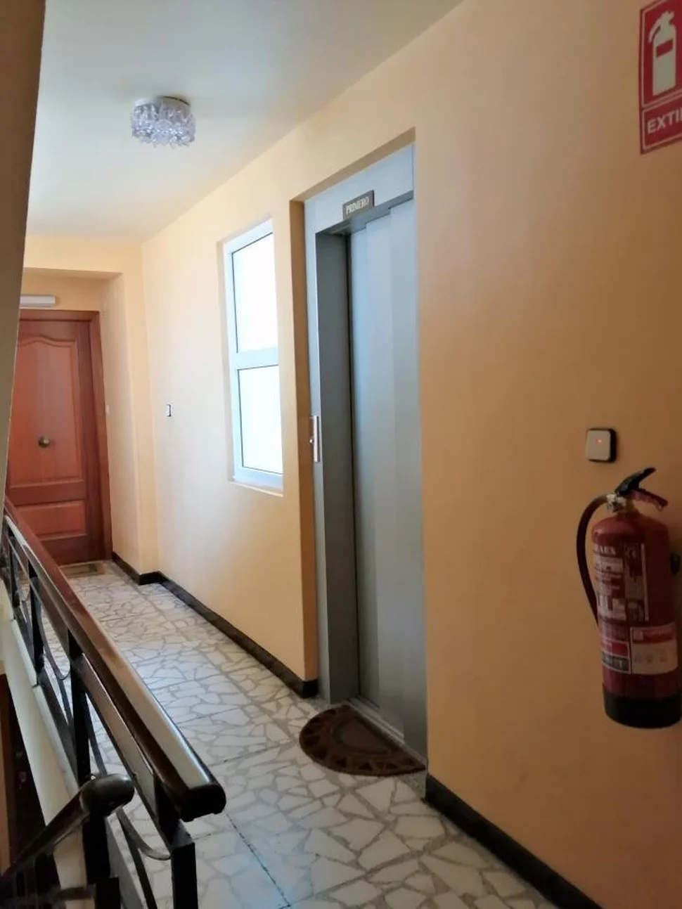 Se vende piso reformado, amueblado y con ascensor