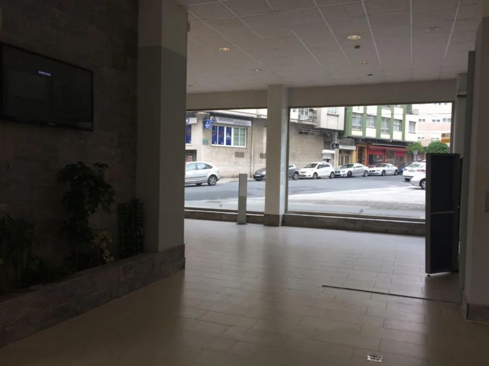 Se vende o alquila local de 800 metros en zona comercial en ultramar, ferrol