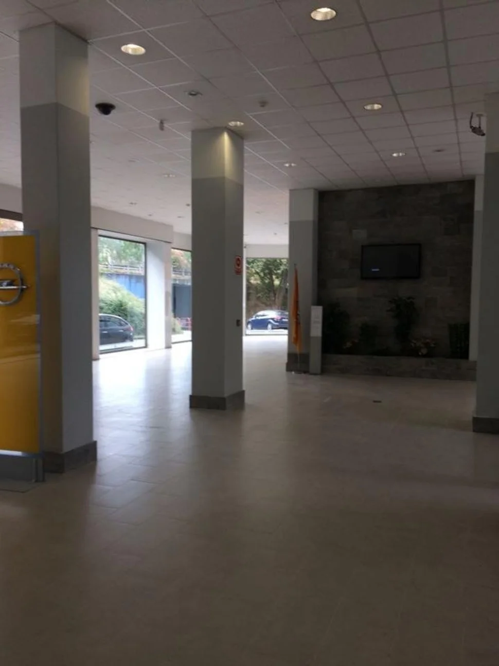 Se vende o alquila local de 800 metros en zona comercial en ultramar, ferrol