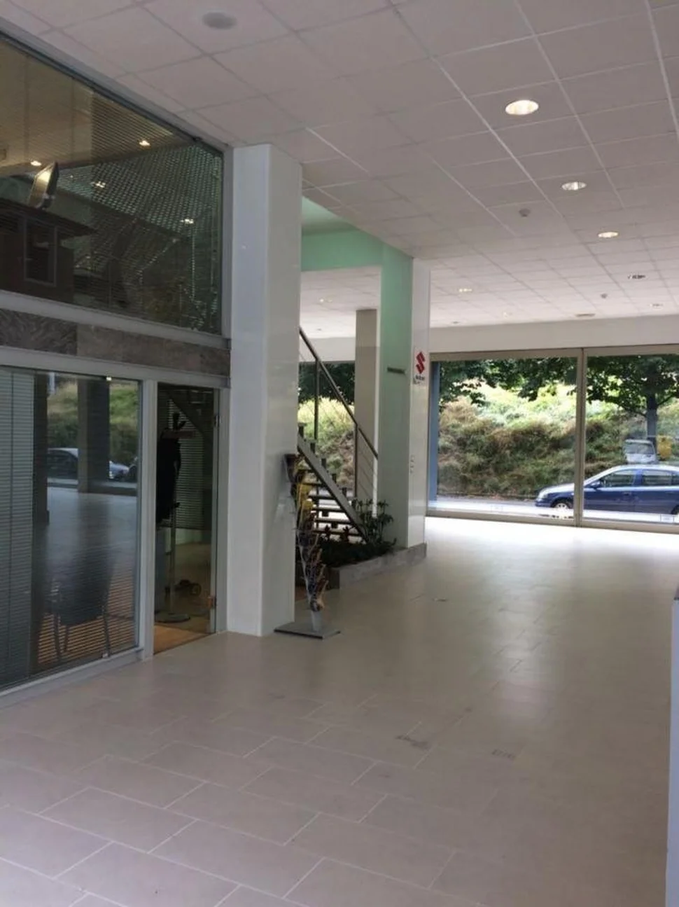 Se vende o alquila local de 800 metros en zona comercial en ultramar, ferrol