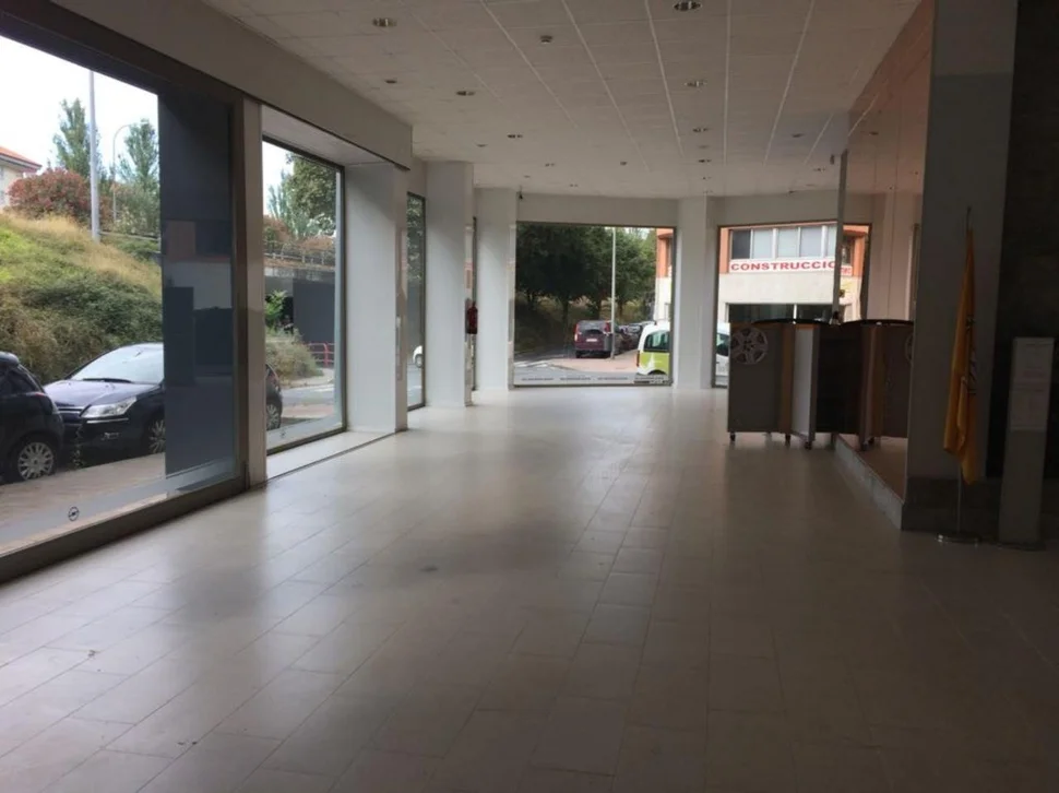 Se vende o alquila local de 800 metros en zona comercial en ultramar, ferrol