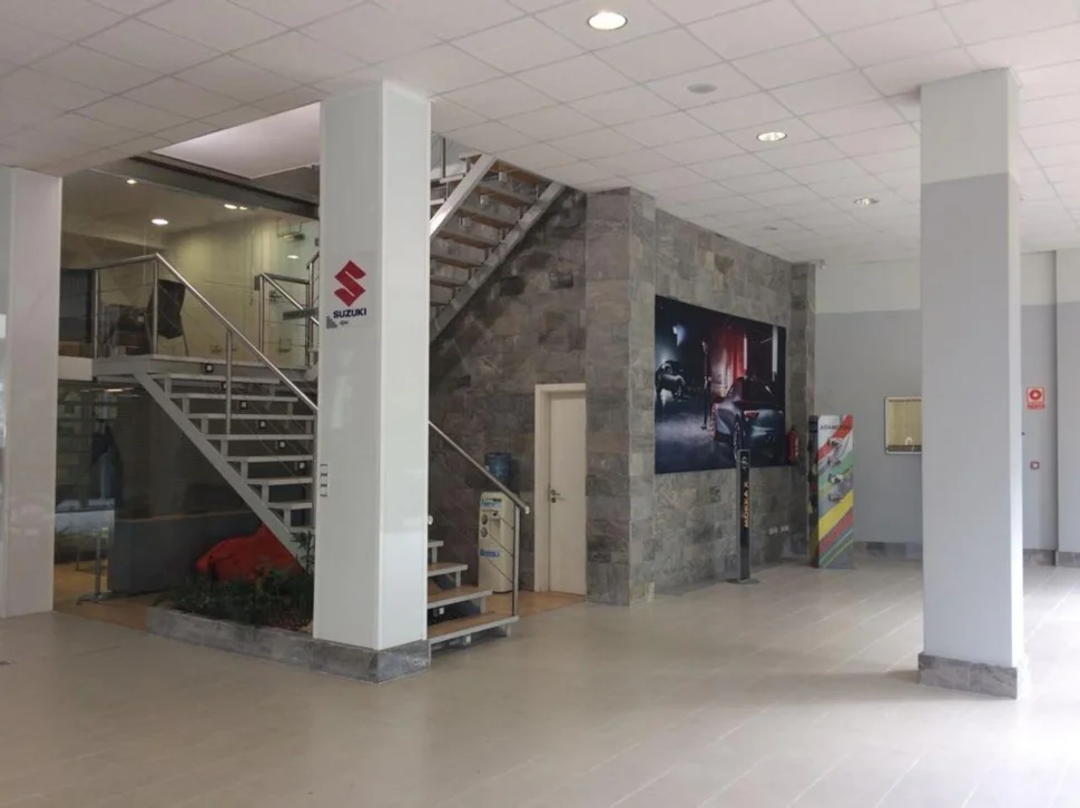 Se vende o alquila local de 800 metros en zona comercial en ultramar, ferrol