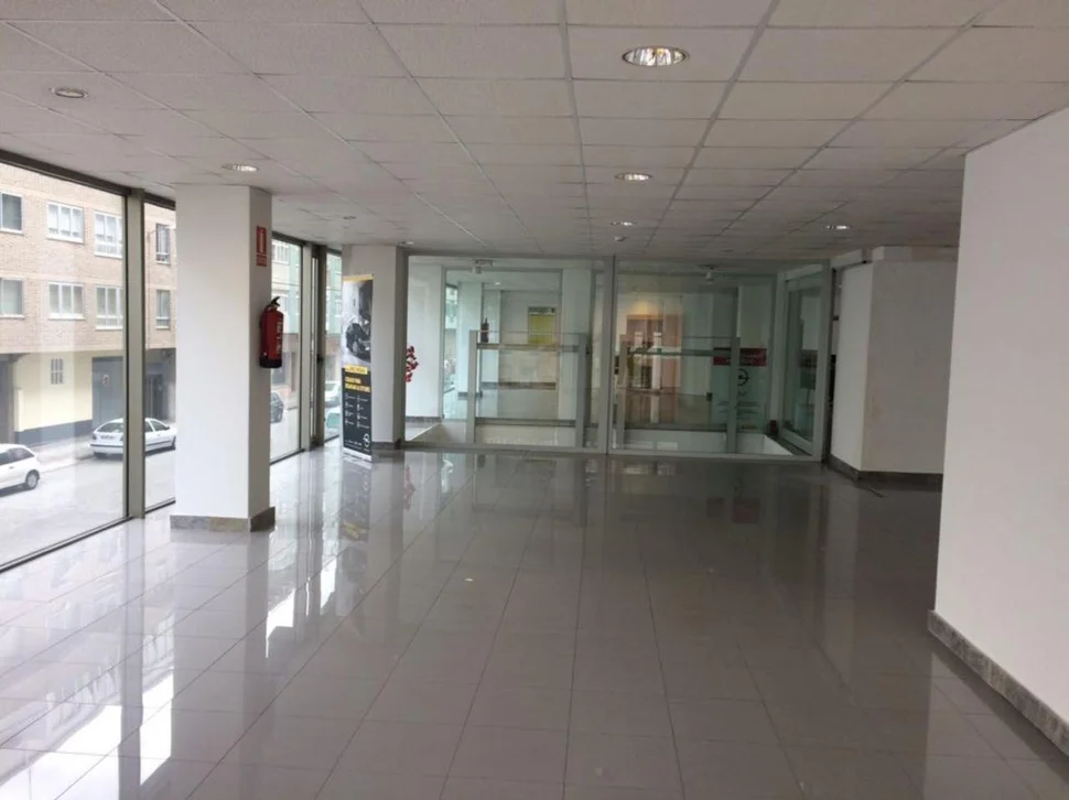 Se vende o alquila local de 800 metros en zona comercial en ultramar, ferrol