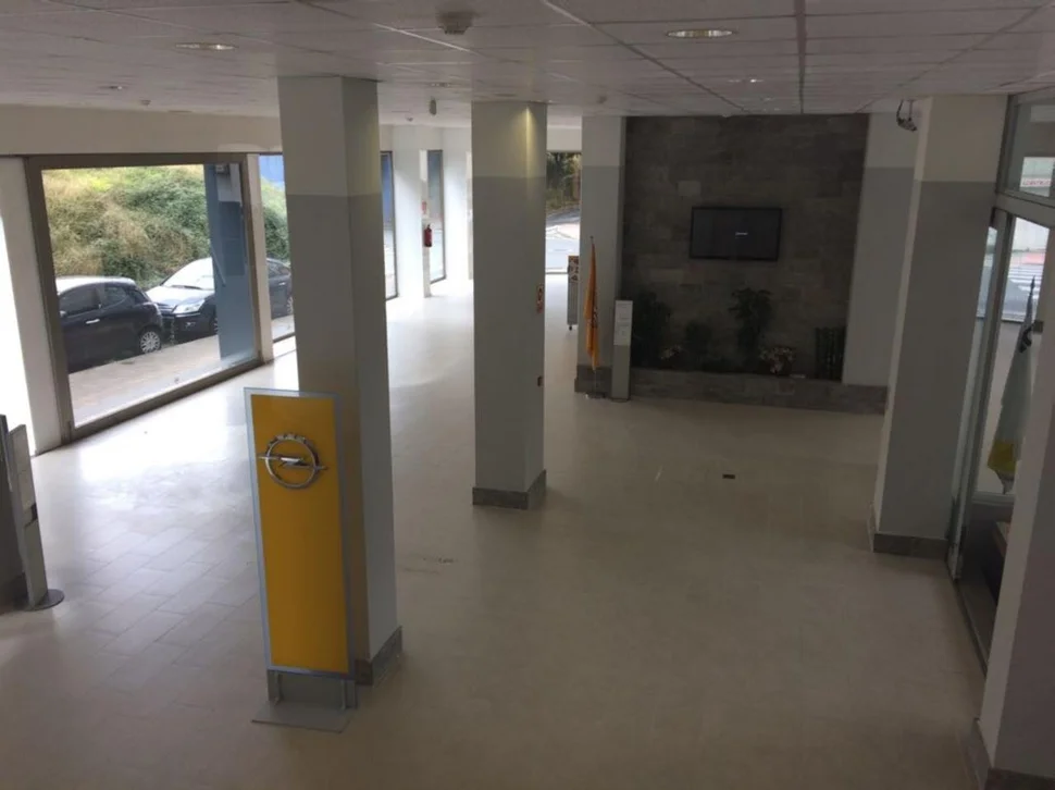 Se vende o alquila local de 800 metros en zona comercial en ultramar, ferrol