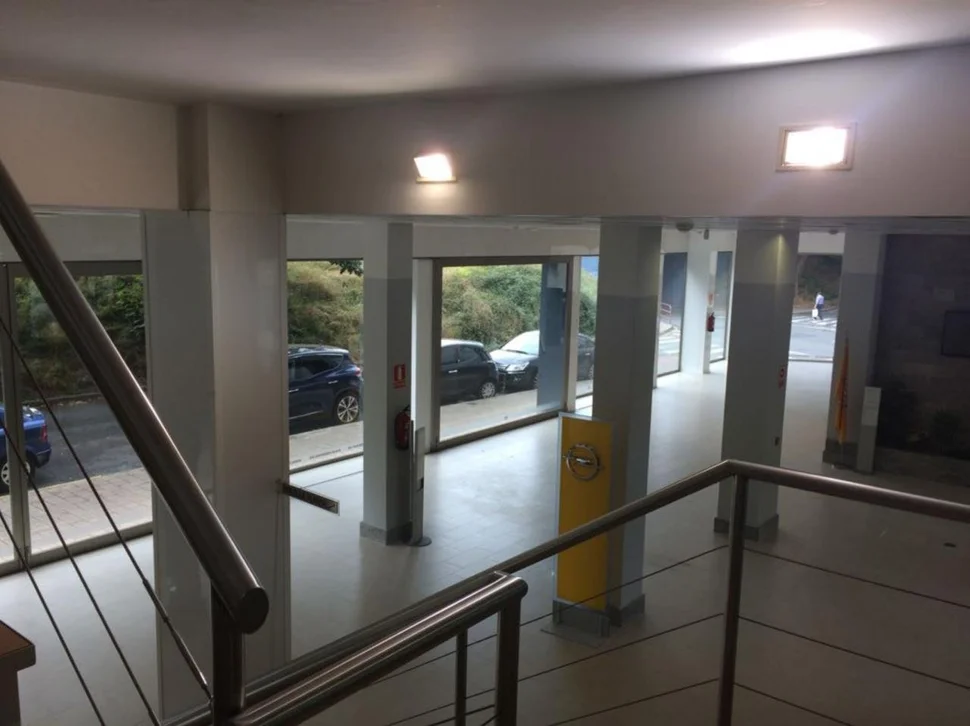 Se vende o alquila local de 800 metros en zona comercial en ultramar, ferrol