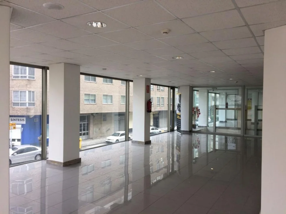 Se vende o alquila local de 800 metros en zona comercial en ultramar, ferrol