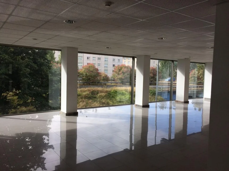 Se vende o alquila local de 800 metros en zona comercial en ultramar, ferrol